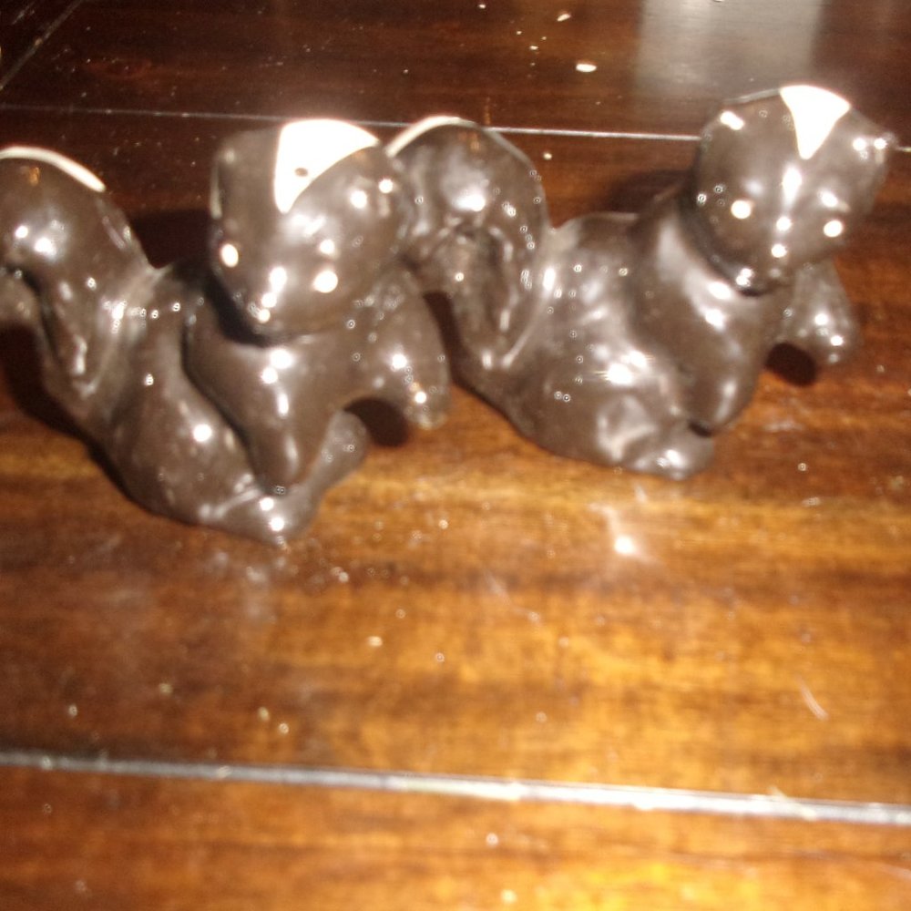 Salt pepper shakers set skunk animal figural